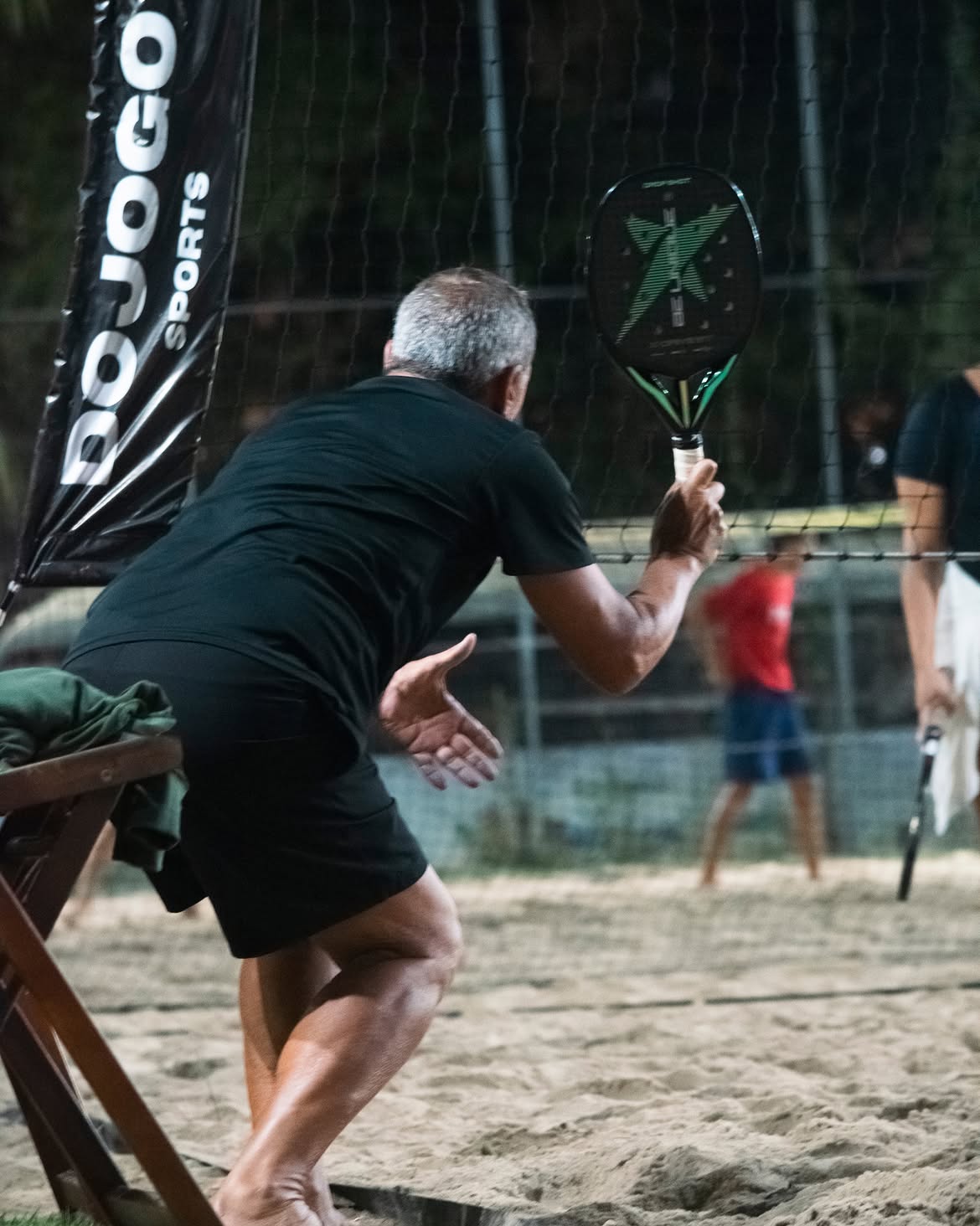 Jogador de beach tennis pronto para o saque na Arena BS