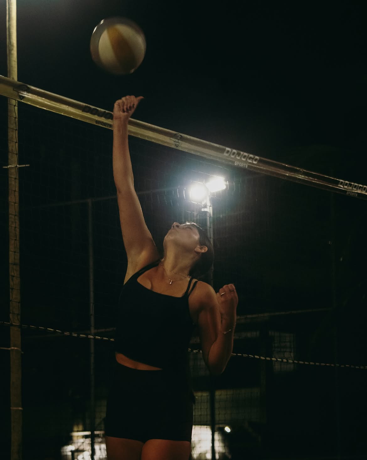 Atleta atacando no vôlei de praia na Arena BS