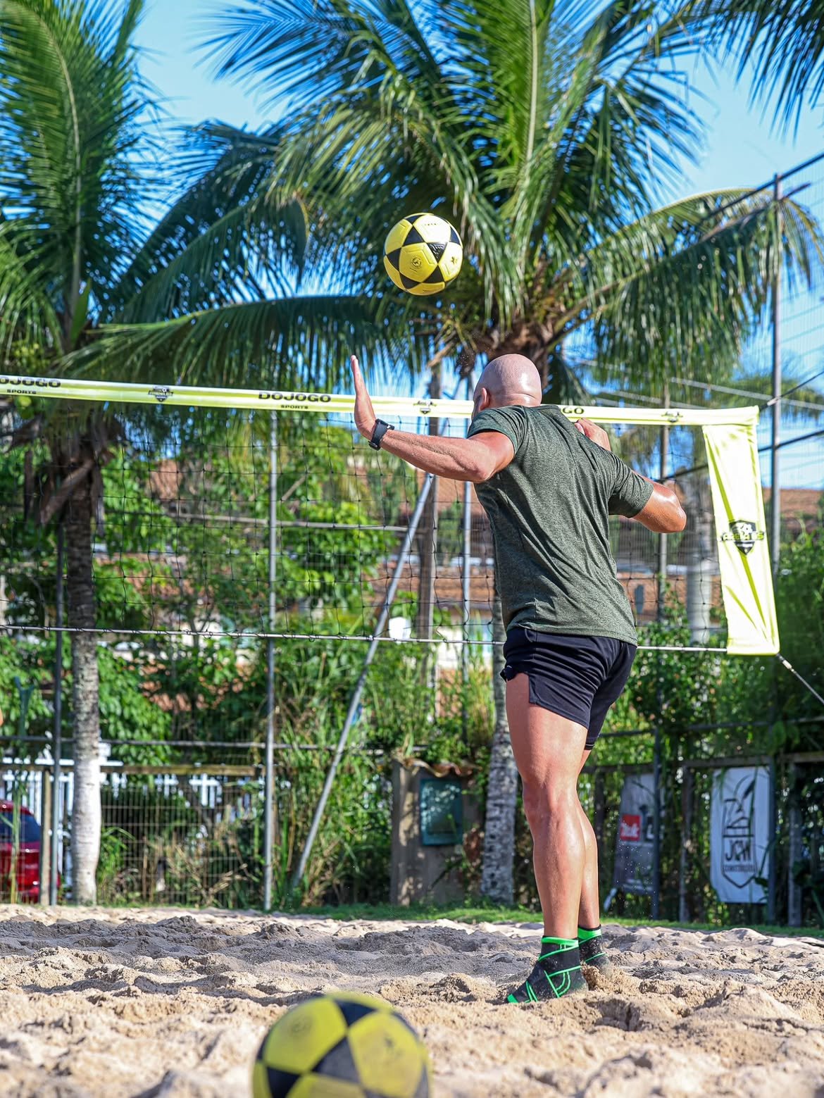 Atleta de futevôlei em ação na areia da Arena BS em Búzios